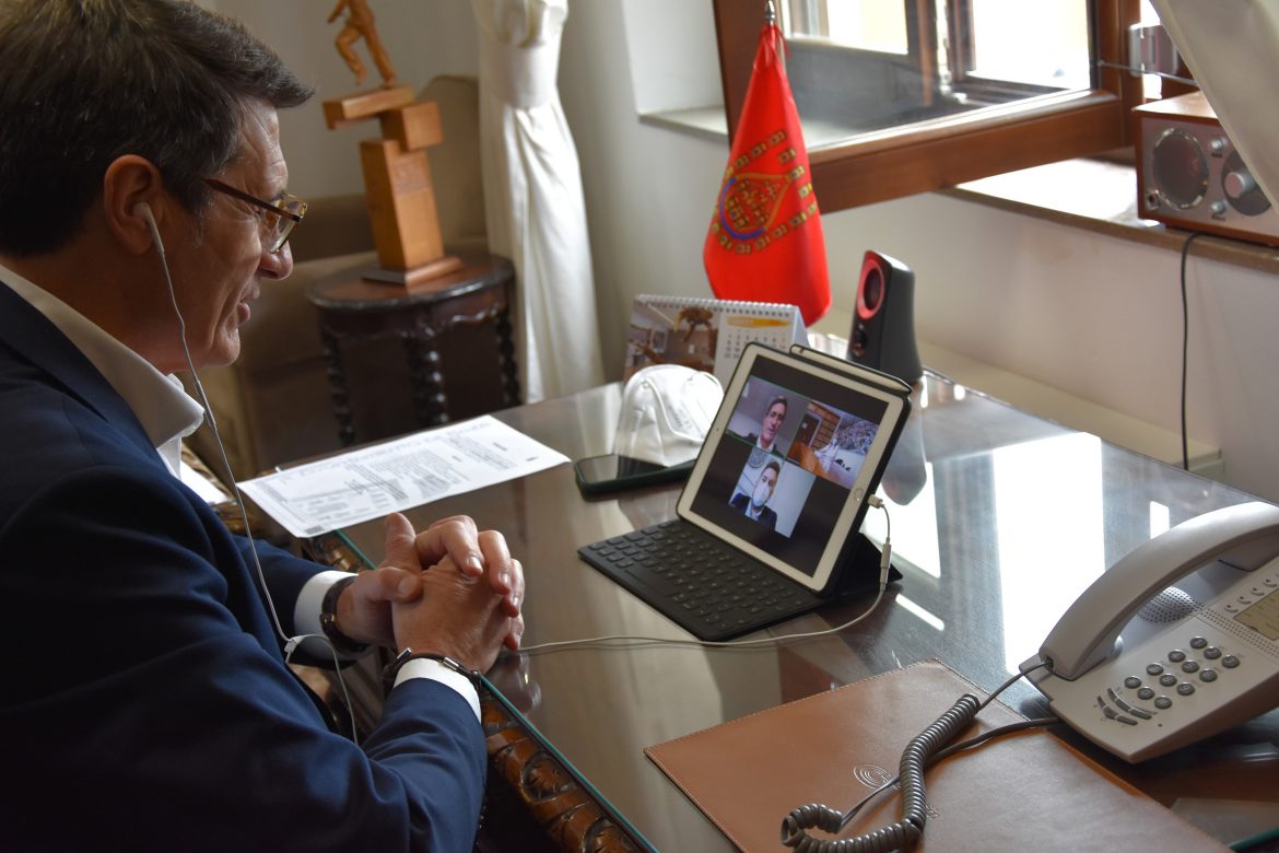 El alcalde de Baza, Pedro Fernández, en video conferencia con la residencia