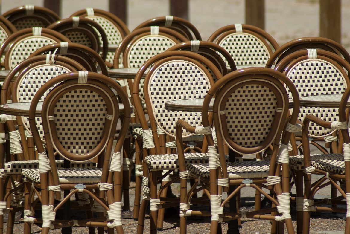 terraza de bar Sillas apiladas en una terraza