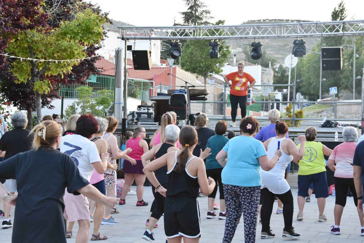 bailando zumba en una semana cultural