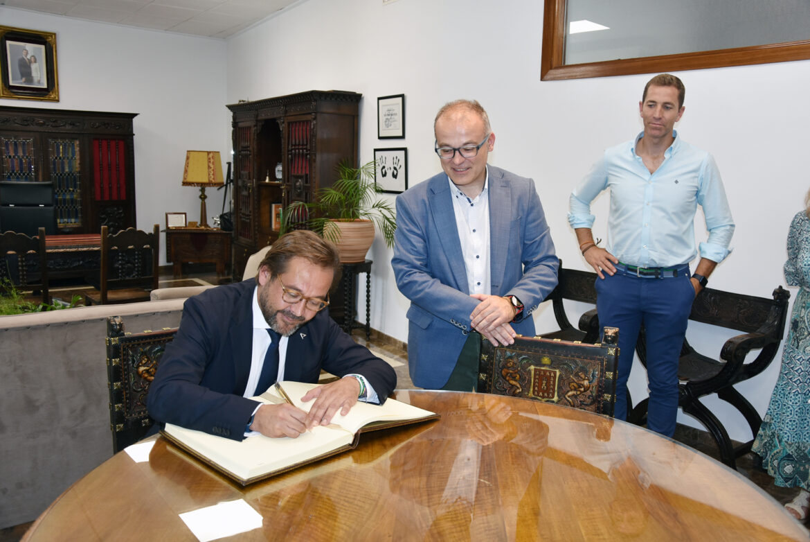 delegado gobierno firma libro honor municipal