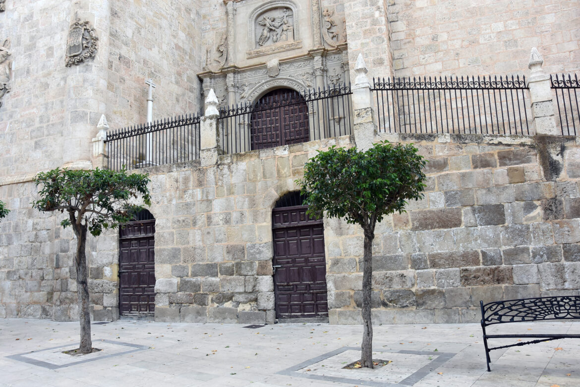 puertas de entrada a los túneles por Plaza Mayor