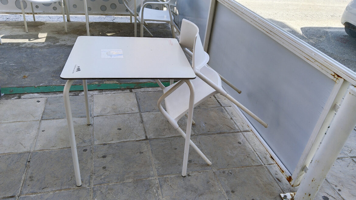 mesa y silla en una terraza de verano